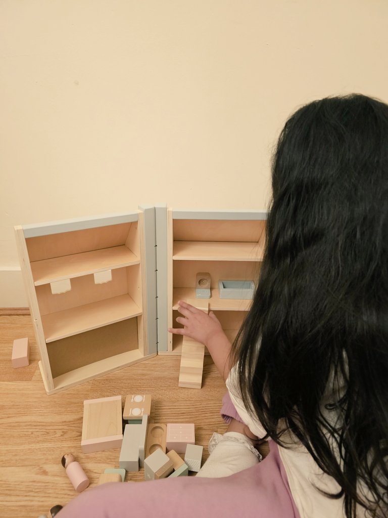 KiranKBhangal's tweet image. The heartwarming moment my daughter opened a doll's house from her grandmother, which happens to have the same name as the Ipswich cottage that her very own grandmother moved to from Punjab, India, in the 1940s. #fivegenerations #fullcircle #Kaurs