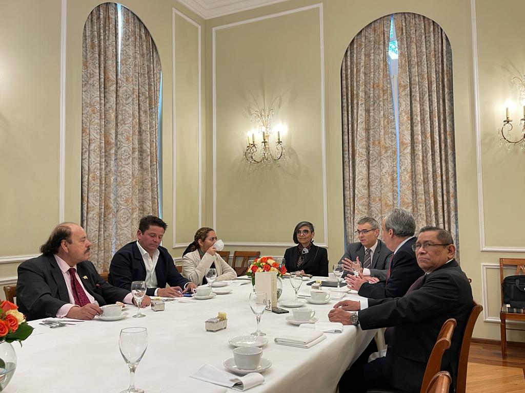 CEMexicano's tweet photo. Con profunda tristeza, lamentamos el fallecimiento del senador Armando Guadiana Tijerina. Recordamos con aprecio su participación el 1 de diciembre de 2021 en una de nuestras reuniones, donde junto con diputados y senadores, escuchó la propuesta de energía del CEMEXICANO. https://t.co/xaVybiBLyT