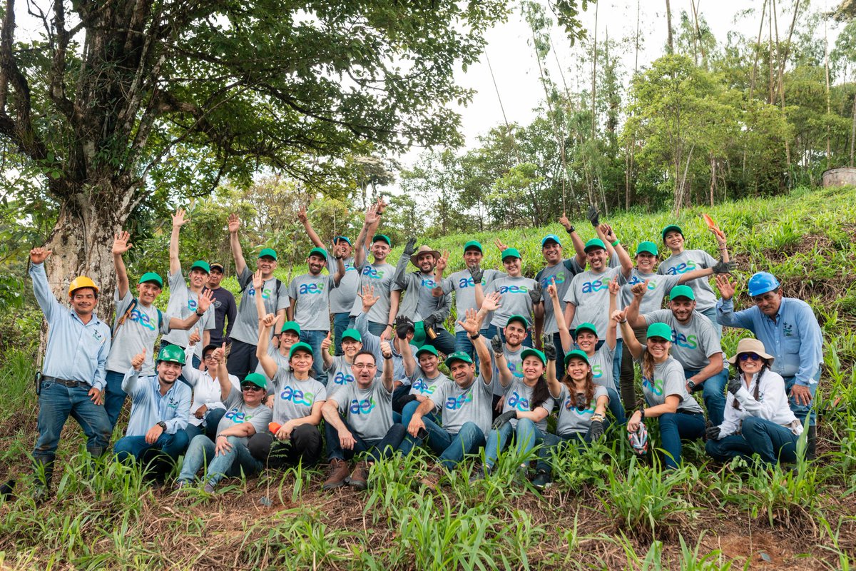 ¡Hace un mes lanzamos nuestro programa de #VoluntariadoCorporativo!
 
La primera actividad de este programa fue una gran jornada de siembra de árboles en la que participaron 28 de nuestros colaboradores y sembramos más de 100 árboles nativos del bosque húmedo tropical. 🌱