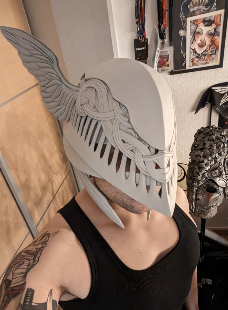 Hace un año que empecé con el casco de #malenia ...  Acabo de terminarlo hoy a falta de empezar a pintarlo 🥲🥲🥲
Voy a mirar que pintura le queda mejor❤️
#eldenring