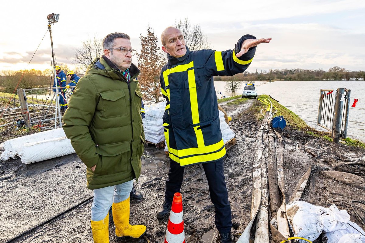 OB Herter: „Den haupt- und ehrenamtlichen Einsatzkräften v. Feuerwehr, DLRG u. THW sowie den Privatleuten u. örtlichen Unternehmen gilt mein besonderer Dank. Ohne das  kluge und beherzte Eingreifen am 25.12. u. in der Nacht wäre der Deich nicht in den Griff zu bekommen gewesen.“