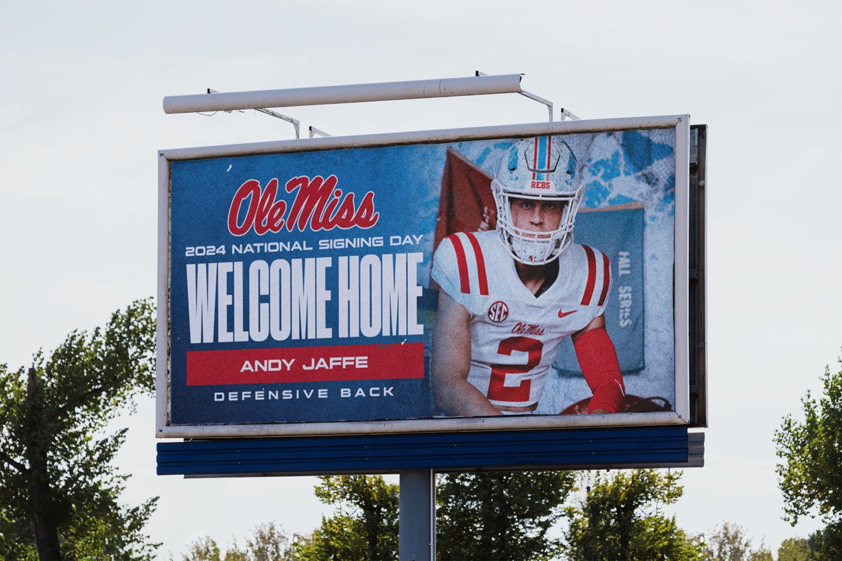 OleMissFB's tweet photo. Look for these 3 signees across Mississippi today 👀

#WeRunTheSip https://t.co/JddPy4SMuH