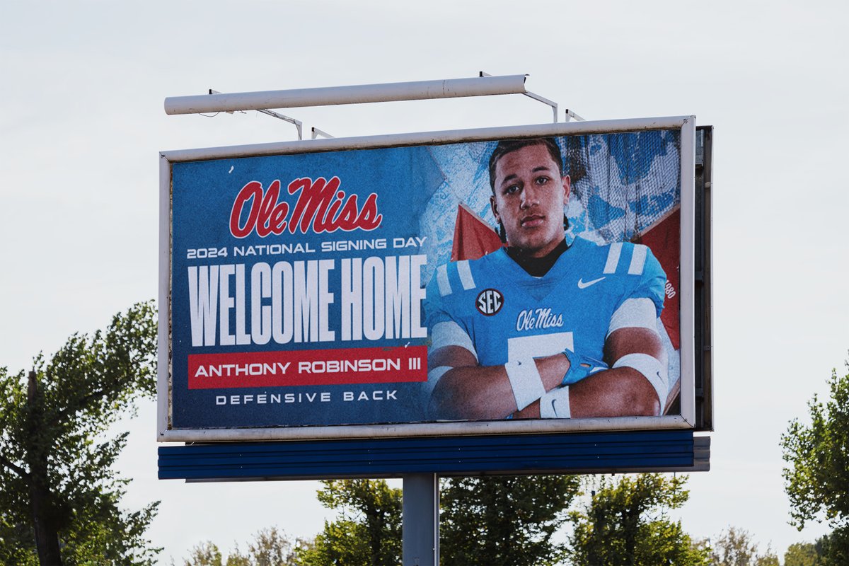 OleMissFB's tweet photo. Look for these 3 signees across Mississippi today 👀

#WeRunTheSip https://t.co/JddPy4SMuH