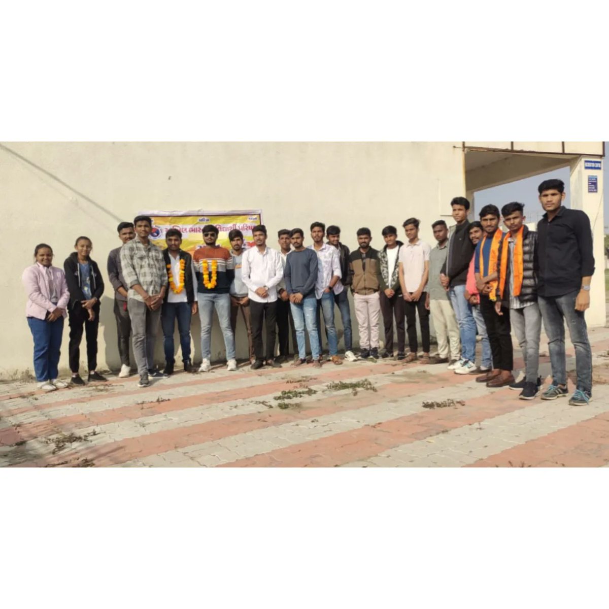 ABVPSabarkantha's tweet photo. આજ રોજ અખિલ ભારતીય વિદ્યાર્થી પરિષદ ઇડર નગર દ્વારા ઇડર ની આર્ટ્સ એન્ડ કોમર્સ કોલેજ ની વર્ષ 2023-24 ની નૂતન કેમ્પસ કારોબારી ની ઘોષણા કરવામાં આવી...
#abvpsabarkantha #abvpgujarat #abvpvoice https://t.co/WepfTnoW87