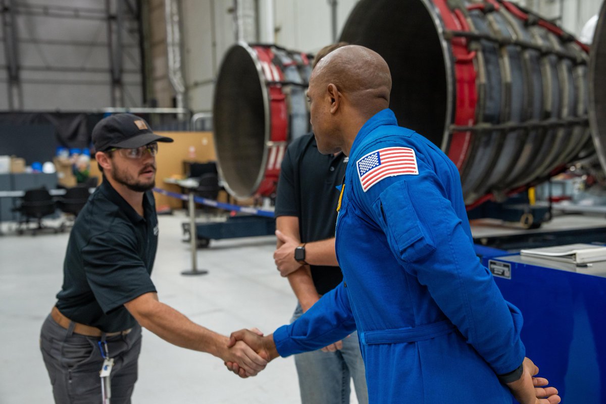 NASA_SLS's tweet photo. Counting down to 2024 with a look back at highlights of 2023!
First up - the #Artemis II crew was announced. Christina Koch, Reid Wiseman, Victor Glover, and Jeremy Hansen have been busy training, and  got an up close look at hardware for @NASAArtemis II.

https://t.co/Nw77J1TyAq https://t.co/dsVfpyz3kd