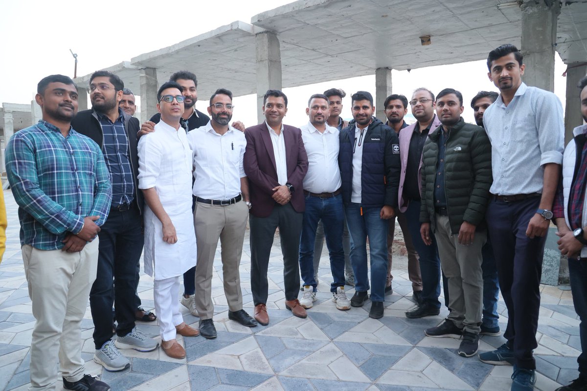 RavindraBhati__'s tweet photo. जोधपुर में समस्त सरकारी एवं गैर सरकारी मेडिकल संस्थानों के द्वारा आयोजित कार्यक्रम में शामिल हुआ। इस कार्यक्रम में मुख्यत डॉ राम निवास सेंवर (अध्यक्ष, जोधपुर इनसर्विस डॉक्टर एसोसिएशन), डॉ रईस मेहर (BCMO, बालेसर, जोधपुर), दुर्ग सिंह जी, डॉ विवेक व्यास (MO फीच), डॉ राधेश्याम राजपुरोहित (सर्जन, AIIMS, जोधपुर), डॉ हरीश राजपुरोहित (ऑर्थोपेडिक्स, लाइफ लाइन हॉस्पिटल, जोधपुर), डॉ आरिफ बैग, जब्बर सिंह जी और विक्रम सिंह जी के साथ समस्त हॉस्पिटल के नर्सिंग स्टाफ, कंपाउंडर व अन्य मेडिकल स्टाफ मौजूद थे। जहां इन सभी स्वास्थ्य कर्मियों से मेरी चिकित्सा प्रणाली सुधार को लेकर काफी सार्थक चर्चा हुई। वहीं सभी स्वास्थ्य कर्मियों ने मुझे यह विश्वास दिलाया की वे सब शिव से आने वाले मरीजों की देख–भाल में कोई कमी नहीं छोड़ेंगे व उनका प्रमुखता से उपचार करेंगे। आप सभी स्वास्थ्य बंधुओं से मिले इस प्रेम व सत्कार के लिए मैं आप सभी का आभारी रहूंगा।