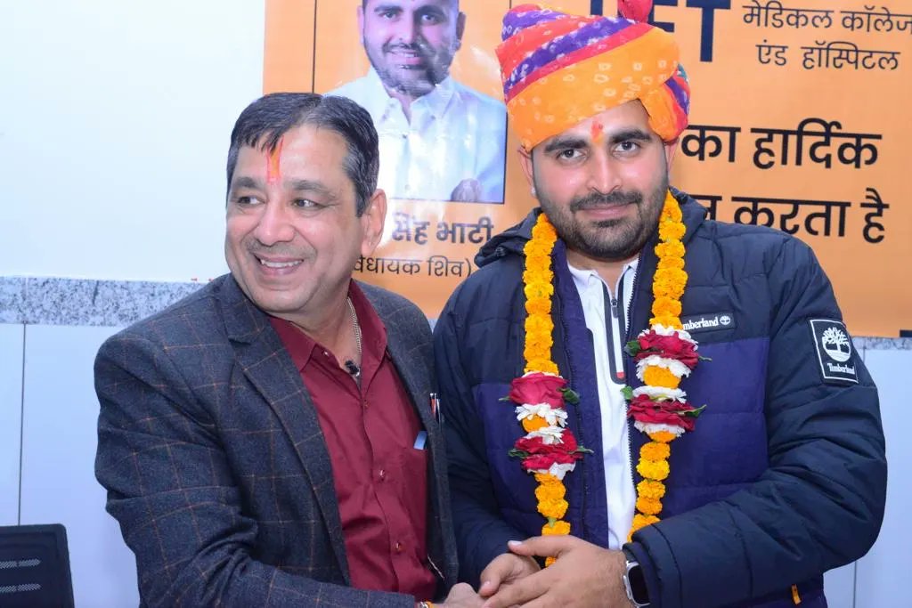 RavindraBhati__'s tweet photo. जोधपुर में समस्त सरकारी एवं गैर सरकारी मेडिकल संस्थानों के द्वारा आयोजित कार्यक्रम में शामिल हुआ। इस कार्यक्रम में मुख्यत डॉ राम निवास सेंवर (अध्यक्ष, जोधपुर इनसर्विस डॉक्टर एसोसिएशन), डॉ रईस मेहर (BCMO, बालेसर, जोधपुर), दुर्ग सिंह जी, डॉ विवेक व्यास (MO फीच), डॉ राधेश्याम राजपुरोहित (सर्जन, AIIMS, जोधपुर), डॉ हरीश राजपुरोहित (ऑर्थोपेडिक्स, लाइफ लाइन हॉस्पिटल, जोधपुर), डॉ आरिफ बैग, जब्बर सिंह जी और विक्रम सिंह जी के साथ समस्त हॉस्पिटल के नर्सिंग स्टाफ, कंपाउंडर व अन्य मेडिकल स्टाफ मौजूद थे। जहां इन सभी स्वास्थ्य कर्मियों से मेरी चिकित्सा प्रणाली सुधार को लेकर काफी सार्थक चर्चा हुई। वहीं सभी स्वास्थ्य कर्मियों ने मुझे यह विश्वास दिलाया की वे सब शिव से आने वाले मरीजों की देख–भाल में कोई कमी नहीं छोड़ेंगे व उनका प्रमुखता से उपचार करेंगे। आप सभी स्वास्थ्य बंधुओं से मिले इस प्रेम व सत्कार के लिए मैं आप सभी का आभारी रहूंगा।