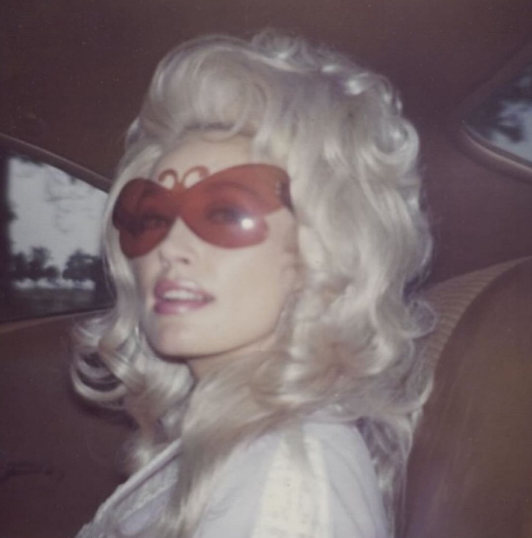 notgwendalupe's tweet photo. dolly parton with her butterfly glasses https://t.co/S6SCY54DFc
