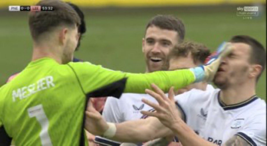 ontheribble's tweet photo. @leedsunited75 @TotallyLeeds @allleedsaway Never meant to be a glove in the face? 🤣🤣
Oh, and if you want to talk about play acting, have a word with Bamford. https://t.co/i2XcJFIEko