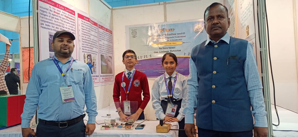 BLKUMAW44220099's tweet photo. BAL VAIGYANIK Of @jnvmehsana  Got Excited ,When They Got Blessing From #RBVP @NVSHqNoida  State Coordinator Dr.A.K.Sawant AC @nvsropune. @ciet_ncert @ncert https://t.co/ZTGrf5dP9z