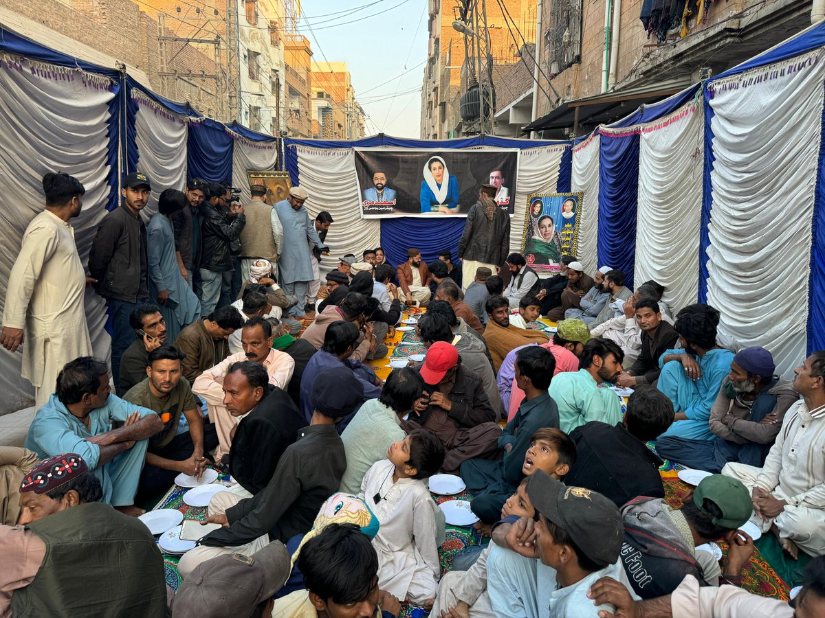 TeamAsfand's tweet photo. حیدرآباد: پاکستان پیپلزپارٹی کے سینئر رہنماء و چیرمین UC-27 محترم گڈو مری اور چیئرمین UC-28 محترم اسفند مری کی جانب سے شہید جمہوریت محترمہ بینظیر بھٹو صاحبہ کے ایثال ثواب کے لیے قرآن خوانی کا اہتمام کیا گیا

تقریب میں فیصل عبدالجبار خان سمیت پارٹی کارکنان نے بڑی تعداد میں شرکت کی https://t.co/cztFyVRpFG