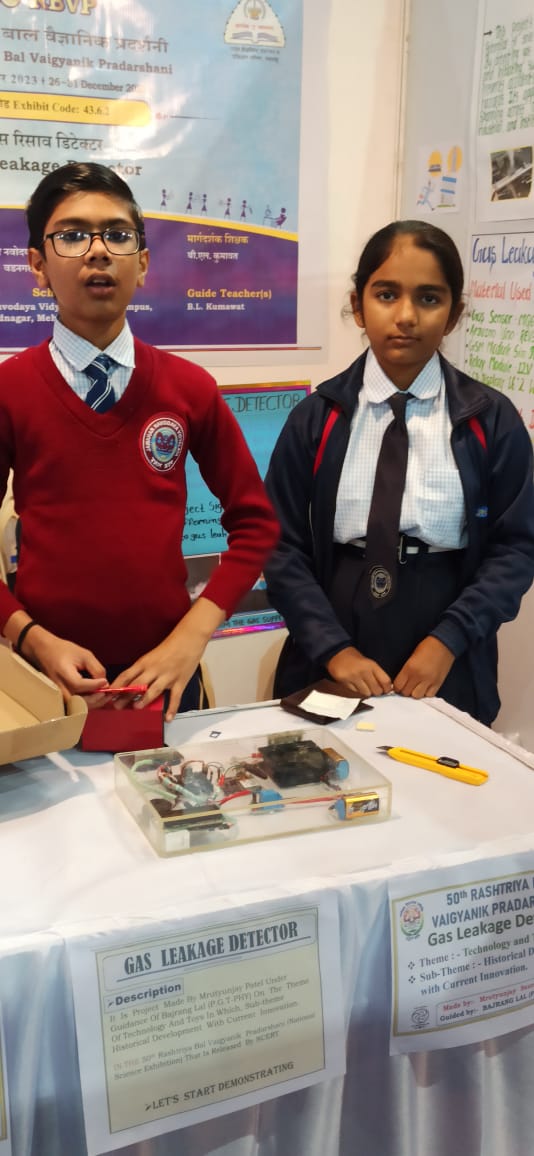 BLKUMAW44220099's tweet photo. BAL VAIGYANIK Of @jnvmehsana  Got Excited ,When They Got Blessing From #RBVP @NVSHqNoida  State Coordinator Dr.A.K.Sawant AC @nvsropune. @ciet_ncert @ncert https://t.co/ZTGrf5dP9z