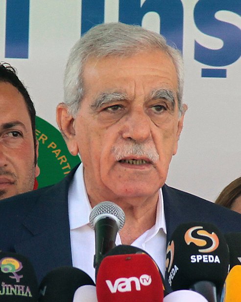 teyakkuzhaber's tweet photo. HDP'li Ahmet Türk:

"Esat Oktay Yıldıran bir gün beni çırılçıplak soyarak 200 askerin arasında coplarla dövmeye başladı." https://t.co/SBzWmACdTR