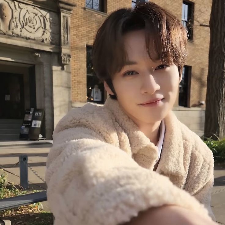 fishymeoww_'s tweet photo. minsung mini au / you belong with me

mnho no puede evitar pensar que él debería tomar el lugar que tiene la actual novia de jsung, porque sung queda mejor con él no con ella.

"— ¿Qué haces con una chica como esa sung?" https://t.co/44Rv8gPjD3