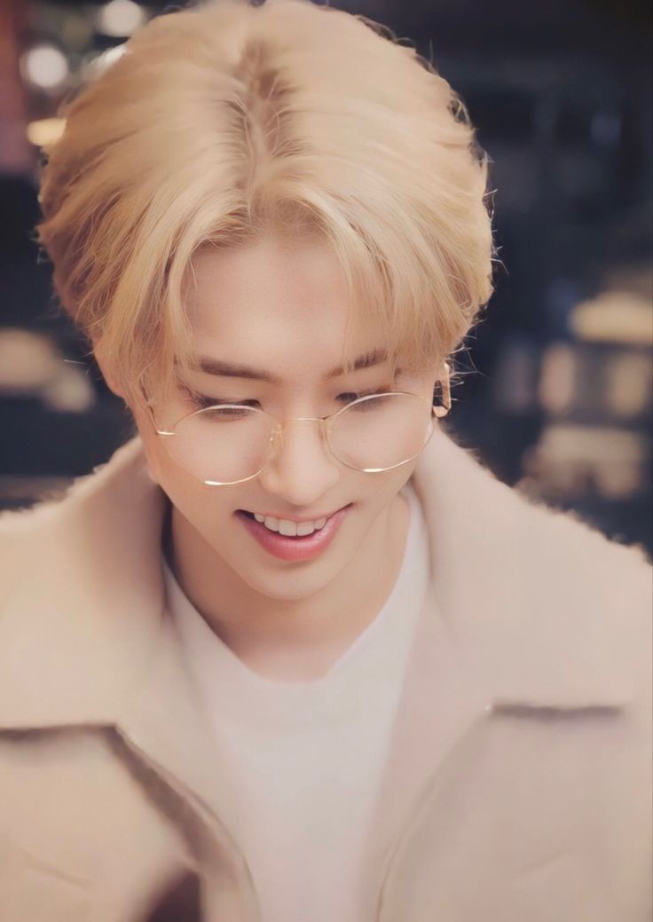 fishymeoww_'s tweet photo. minsung mini au / you belong with me

mnho no puede evitar pensar que él debería tomar el lugar que tiene la actual novia de jsung, porque sung queda mejor con él no con ella.

"— ¿Qué haces con una chica como esa sung?" https://t.co/44Rv8gPjD3