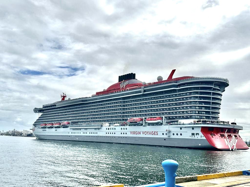PuertosPR's tweet photo. Hoy martes, continuamos la celebración 🎉🎄🎉🎄🎉 con la visita del #SEASCAPE de @MSCCruisesUSA y el #VALIANTLADY de @VirginVoyages, ambos atracados en los muelles 3 y 4 de la Bahía de San Juan. ¡Bienvenidos a 🇵🇷!

@prdirpuertos 
@CTPuertoRico 
@lafortalezadepr https://t.co/ydzFepuUJi