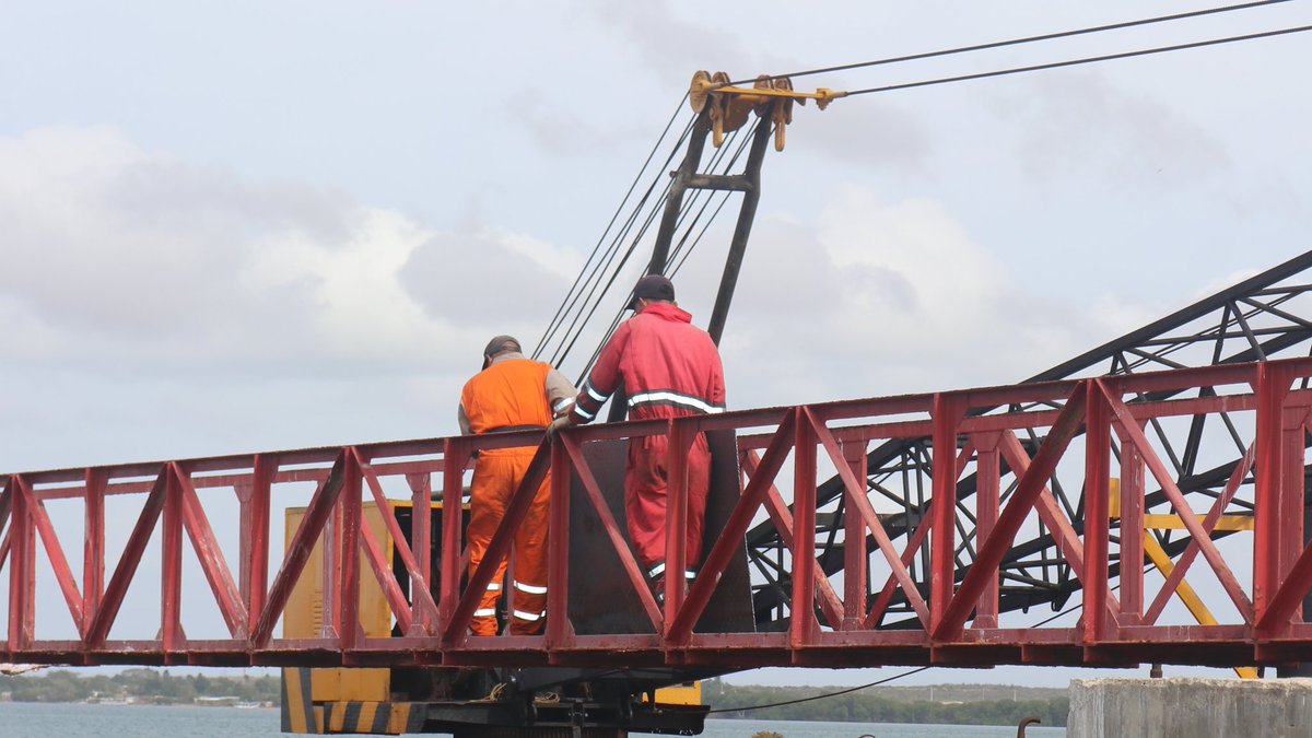 Gracias a las acciones del Gerente General del <a href="/puerto_guamache/">Puerto Internacional El Guamache</a>, se realizaron trabajos menores, iniciando con la reparación y mantenimiento correctivo en el tramo 3.
Las labores se llevan a cabo bajo la supervisión de la Ing. Ríos, Jefe de Infraestructura de la terminal marítima