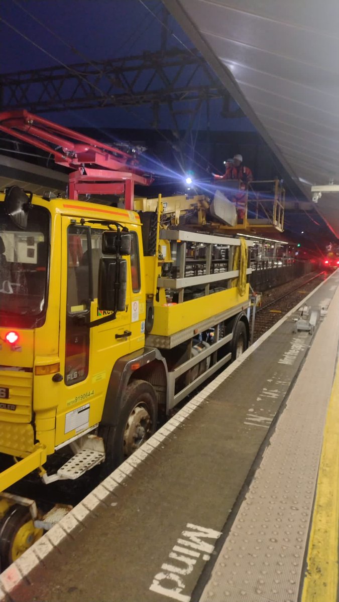 NetworkRailAng's tweet photo. We've been replacing 1km of overhead wire between Stratford - Maryland since the start of Xmas Day

This is over the track that usually carries the Elizabeth line to London. All overhead wires here now have auto-tension to help stop damage in hot weather

@TfL #ChristmasRailWorks https://t.co/330nYuOv9n
