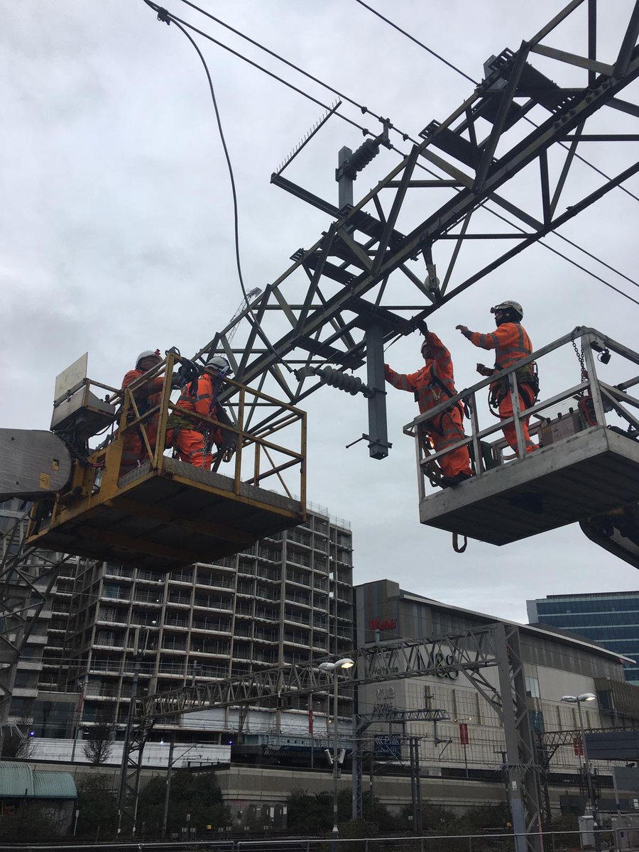 NetworkRailAng's tweet photo. We've been replacing 1km of overhead wire between Stratford - Maryland since the start of Xmas Day

This is over the track that usually carries the Elizabeth line to London. All overhead wires here now have auto-tension to help stop damage in hot weather

@TfL #ChristmasRailWorks https://t.co/330nYuOv9n