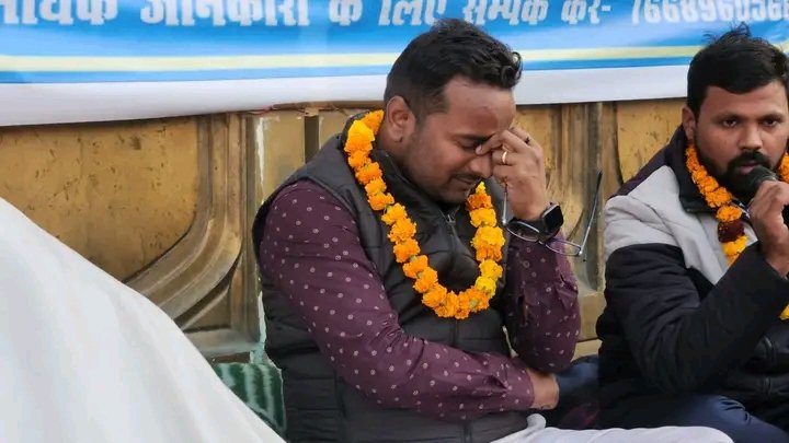 CSShekhar2's tweet photo. जब बात सवर्ण वर्ग के अभ्यर्थी की आई तो @myogiadityanath ने 1 दिन मे #पुलिस_भर्ती की उम्र सीमा में छूट दे दी, यहां #69000_शिक्षक_आरक्षण_घोटाला करके SC-OBC का पूरा हक ही लूट लिया। 559 दिन धरना,भूख हड़ताल के ��ाद भी कोई सुनने वाला नही, वाह रे हमारा बड़का समाज?
#6800_की_नियुक्ति_कब_तक https://t.co/CF0nJxVR5k