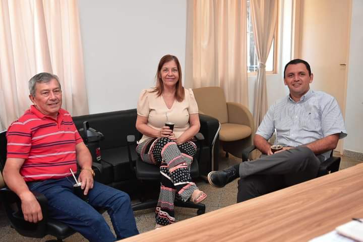 AdnMirador's tweet photo. Política 

El Gobernador de Misiones, Richard Ramírez, sostuvo una reunión de trabajo con la Presidenta de la Junta Departamental, Sra. Gloria Moreno de Del Puerto, y el Concejal Taurino González, consolidando el compromiso con el progreso de Misiones. https://t.co/l7Jslci7xR