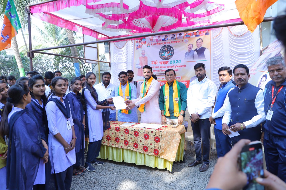 ArunPathak1212's tweet image. घे पंगा खेळाचा, कर दंगा विजयाचा!
#NamoChashak 
आज @BJYM4MH  उपाध्यक्ष @AjeetPatilKavhe यांनी #JSPM कॉलेज लातुर  महानगर येथे  आयोजीत केलेले #NamoChashak स्पर्धकांची नाव नोंदी सुरू करण्यात आली... यावेळी भारतीय जनता युवा मोर्चाचे प्रदेश @yuvrajpatil17