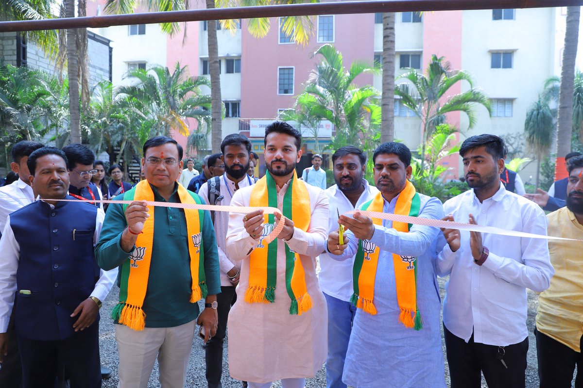 ArunPathak1212's tweet image. घे पंगा खेळाचा, कर दंगा विजयाचा!
#NamoChashak 
आज @BJYM4MH  उपाध्यक्ष @AjeetPatilKavhe यांनी #JSPM कॉलेज लातुर  महानगर येथे  आयोजीत केलेले #NamoChashak स्पर्धकांची नाव नोंदी सुरू करण्यात आली... यावेळी भारतीय जनता युवा मोर्चाचे प्रदेश @yuvrajpatil17