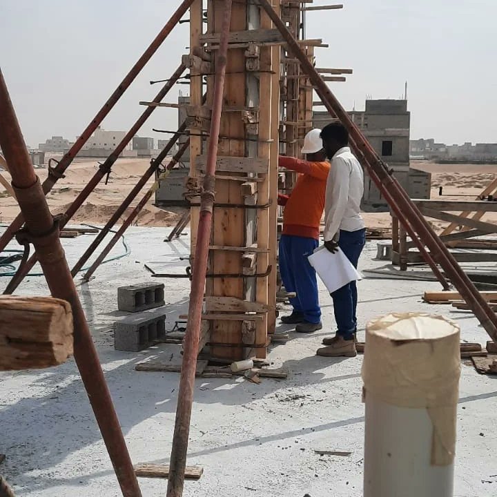 _old_palace's tweet photo. الاهتمام بالشدة الخشبية للأعمدة وضبط ميزانها من أهم النقاط الواجب الحرص عليها لأن العامود عنصر إنشائي مهم وحساس في المبنى. أيضا لا بد من الحرص على استقامة الأعمدة مع بعضها البعض بشد الخيط أفقي. https://t.co/A0YjN3waRH