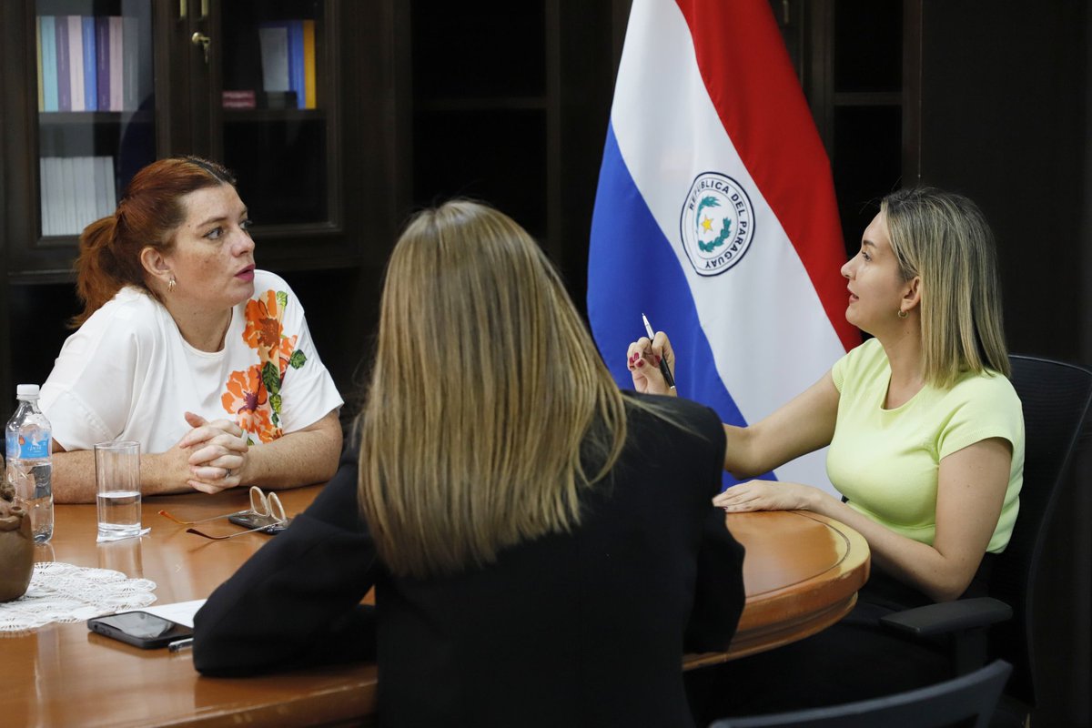 MTESS_PY's tweet photo. La ministra @monicarecalded y la ministra de @minmujerpy , Cynthia Figueredo, definieron como ejes prioritarios de gestión entre ambas instituciones para el año 2024 las estrategias de prevención de la #ViolenciaLaboral y el #EmpoderamientoEconómico de las mujeres. 

Se prevé, además, trabajar en el mejoramiento de los protocolos que permitan fortalecer la atención de las mujeres en situación de violencia en el ámbito del trabajo, así como en el impulso a emprendimientos productivos que apunten a superar la falta de independencia económica, la cual constituye uno de los principales obstáculos para salir del ciclo de violencia.  Estos puntos estarán contenidos en un convenio marco que firmarán las dos instituciones.

Participó de la reunión entre ambas ministras, nuestra directora general de Promoción a la Mujer Trabajadora, Patricia Luchin.