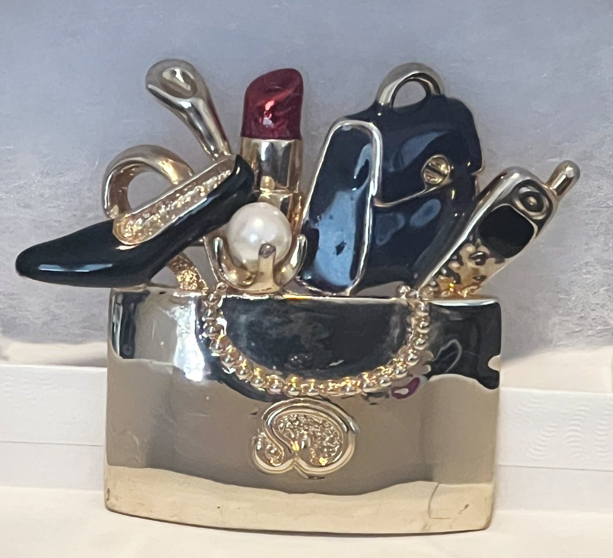 VINTAGE #StJohn Shopping Bag #Brooch Gold Tone Enamel Pin Statement #Jewelry FREE SHIP 

#vintagejewelry #rodeodrive #girlsnightout #vintagebrooch #shoppingbag #collectibles #LapelPin #funfashion #broochstyle #designerbag #ebayfinds #giftideas

ebay.com/itm/2665370867… #eBay