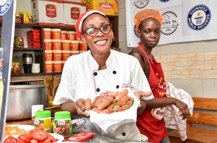 kirya_ug's tweet photo. Breaking the record aside we should respect this woman for cooking food and later serving it all to the urban poor for free, 

You must be sick to hate such a woman ❤️

#MamaDsWorldRecord https://t.co/AEHlSqIQmU