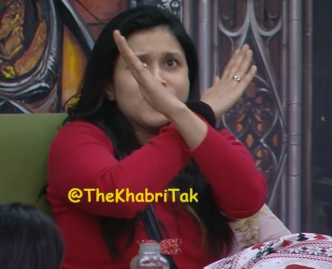 TheKhabriTak's tweet photo. I am getting cold vibes from you !!!!

Whom do you support ?? 

- Retweet : #AyeshaKhan 
- Like : #MannaraChopra 

#BB17 #BiggBoss #BiggBoss17 https://t.co/0w72fpchQe