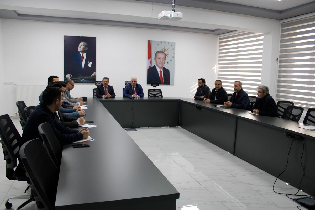 nevsehirmem's tweet photo. 📚📖“Genç Yürüyüş Okuma Halkaları” ilçe koordinatörleri toplantısı İl Milli Eğitim Müdürümüz Sayın Yusuf YAZICI başkanlığında yapıldı. Toplantı İl MEM Müdür Yardımcımız Murat SALTIK'ın proje tanıtım sunumu ile başladı. İl Millî Eğitim Müdürümüz Sayın Yusuf YAZICI; ⤵️ https://t.co/Q7jPr3BMT5