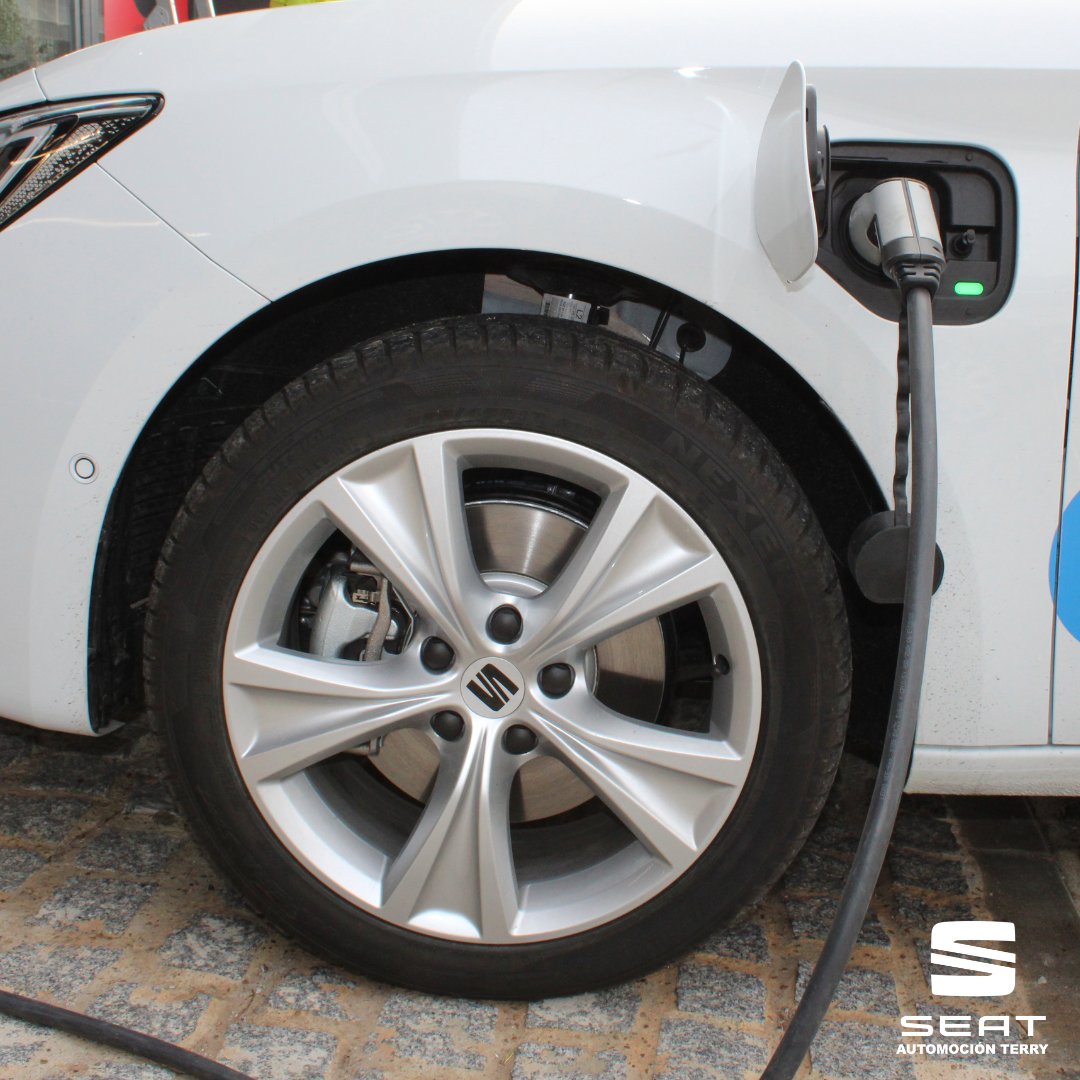 Auto_Terry's tweet photo. 🌟 ¡Nuevo año, nuevos propósitos! En #AutomocionTerry comenzamos 2024 apostando por una movilidad más sostenible. Explora nuestra gama de coches eléctricos y únete al cambio. Conduce hacia un futuro más verde. #MovilidadSostenible #SEAT #SEATelectric #MovilidadElectrica https://t.co/QVM4vAwYnD