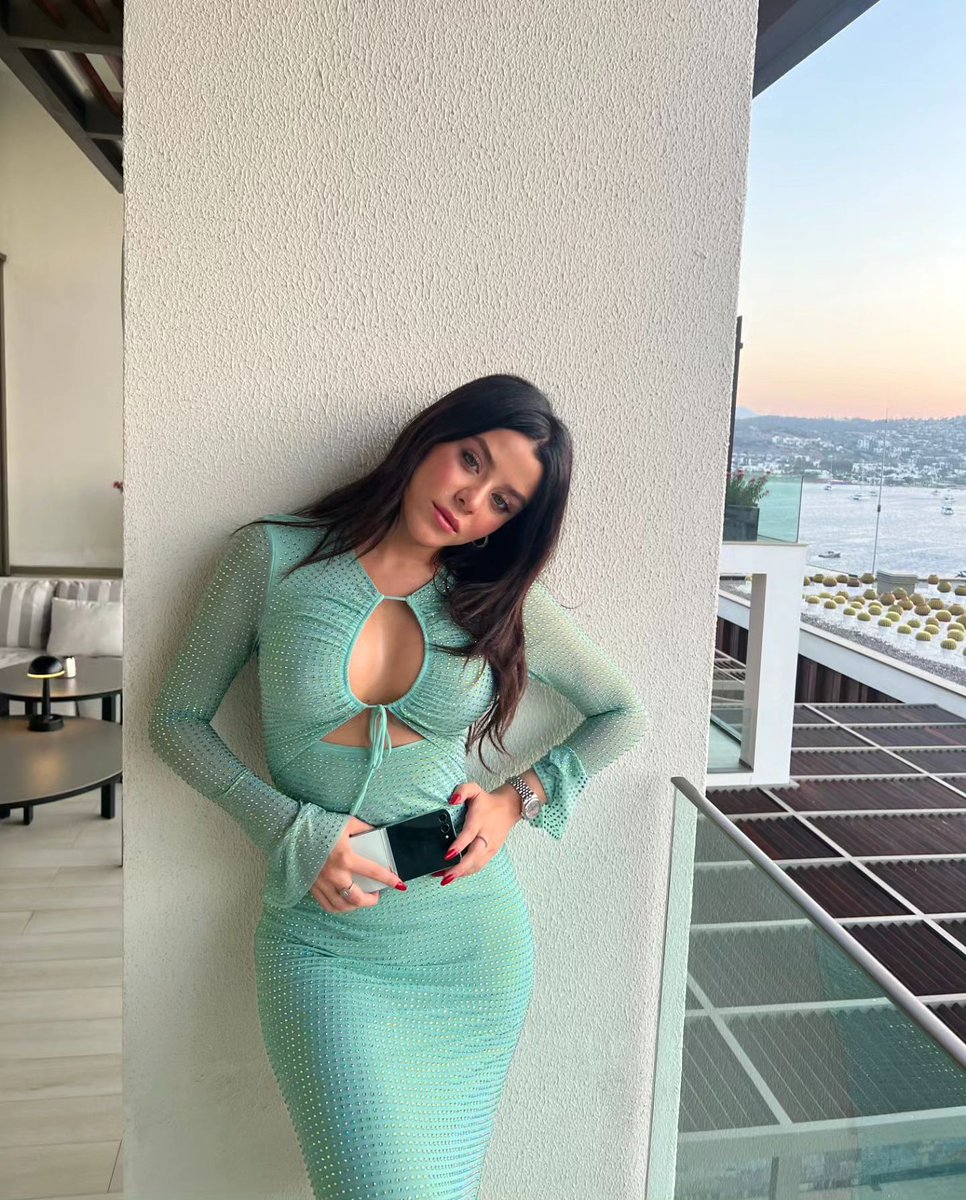 BeautifulNisan's tweet photo. Posando para mí marido en nuestra último viaje que hicimos hace poco. En verdad siempre me a gustado que el me fotografié.
 @xCinarYilmaz https://t.co/C6ayRg2TNU
