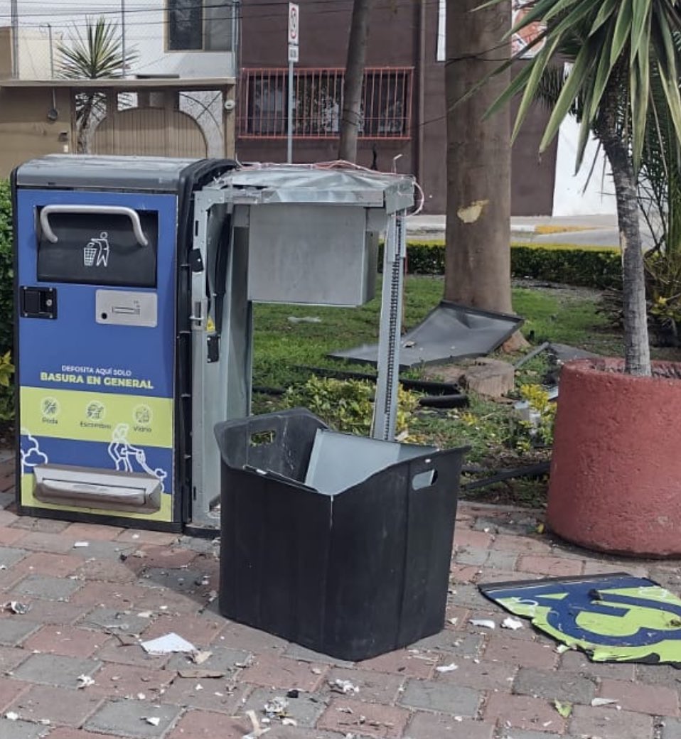 AvseFernando's tweet photo. Delincuentes vandalizan una de las “papeleras solares” de la colonia Cimatario, Querétaro.
Además de que el hecho representa una falla más en la seguridad del municipio, resulta interesante y preocupante ver que en el interior de estas papeleras no tienen nada de ingenioso o de mayor “tecnología”… 
Eso sí, cada módulo tiene costo de $3,600 PESOS de renta mensual a un privado. 
Neta, ¡son puras transas!