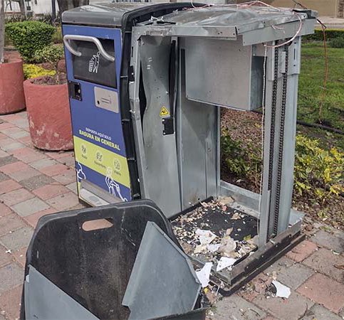 AvseFernando's tweet photo. Delincuentes vandalizan una de las “papeleras solares” de la colonia Cimatario, Querétaro.
Además de que el hecho representa una falla más en la seguridad del municipio, resulta interesante y preocupante ver que en el interior de estas papeleras no tienen nada de ingenioso o de mayor “tecnología”… 
Eso sí, cada módulo tiene costo de $3,600 PESOS de renta mensual a un privado. 
Neta, ¡son puras transas!