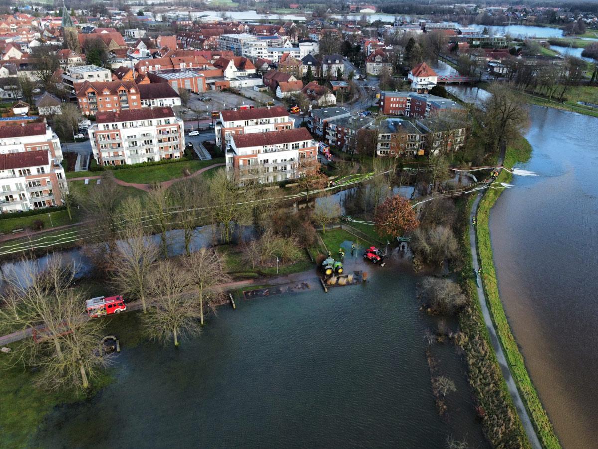 hasepost's tweet image. Während im Stadtgebiet #Osnabrück größere Überschwemmungen bislang ausgeblieben sind, verlässt die Hase wenige Kilometer flussabwärts inzwischen weiträumig ihr Flussbett... – Ohne Abo lesbar - immer! #bramsche #hesepe #pente #hochwasser #hase

hasepost.de/hase-tritt-bei…