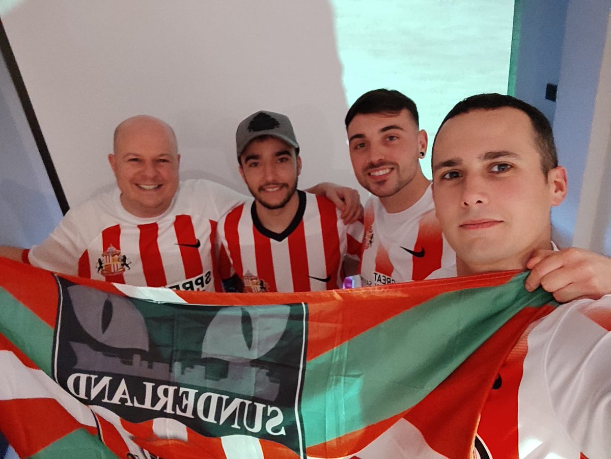 #askdanny

Julen, Andoni, Adrián & Lee from the Bilbao Black Cats watching the lads from Bilbao.

Dominant performance. Much better than Coventry game. Still lacking that cutting edge with the final ball.

Ha'way The Lads 

Best wishes Frankie & Danny!

#safc