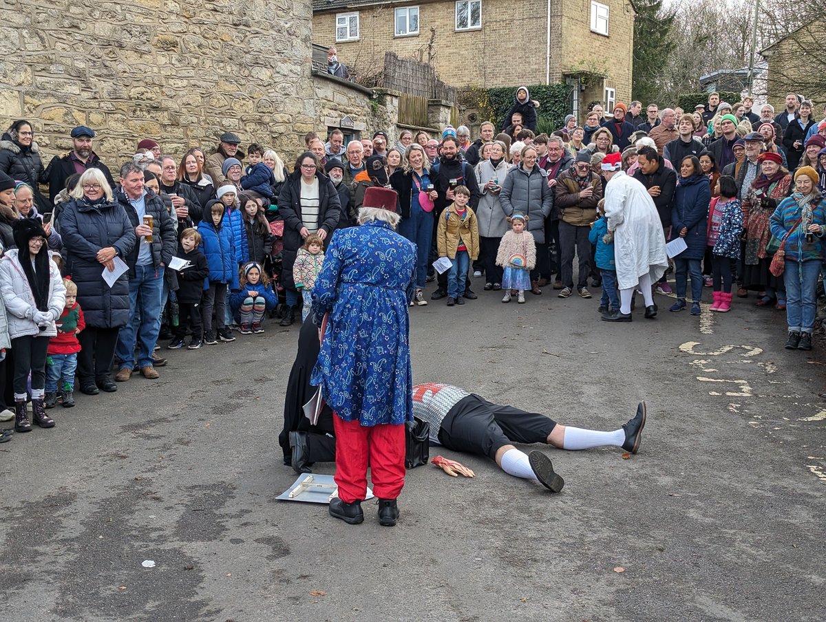 Howard_S's tweet photo. The one and only @HeadingtonQMD entertaing the crowds at @TheMasonsArmsHQ today. #Headington #Oxford https://t.co/JiLFuzebQq
