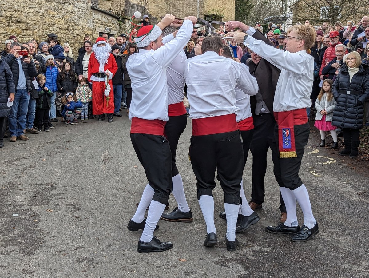 Howard_S's tweet photo. The one and only @HeadingtonQMD entertaing the crowds at @TheMasonsArmsHQ today. #Headington #Oxford https://t.co/JiLFuzebQq