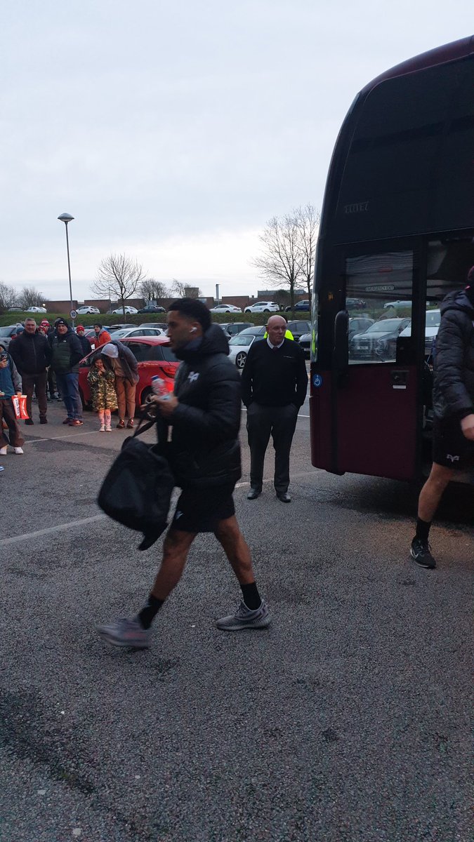 rich_corless's tweet photo. Rubbish shots of the team arriving at the ground @ospreys #DerbyDay #Ospreys #TurkeyStuffing https://t.co/OzzG0AmPgP