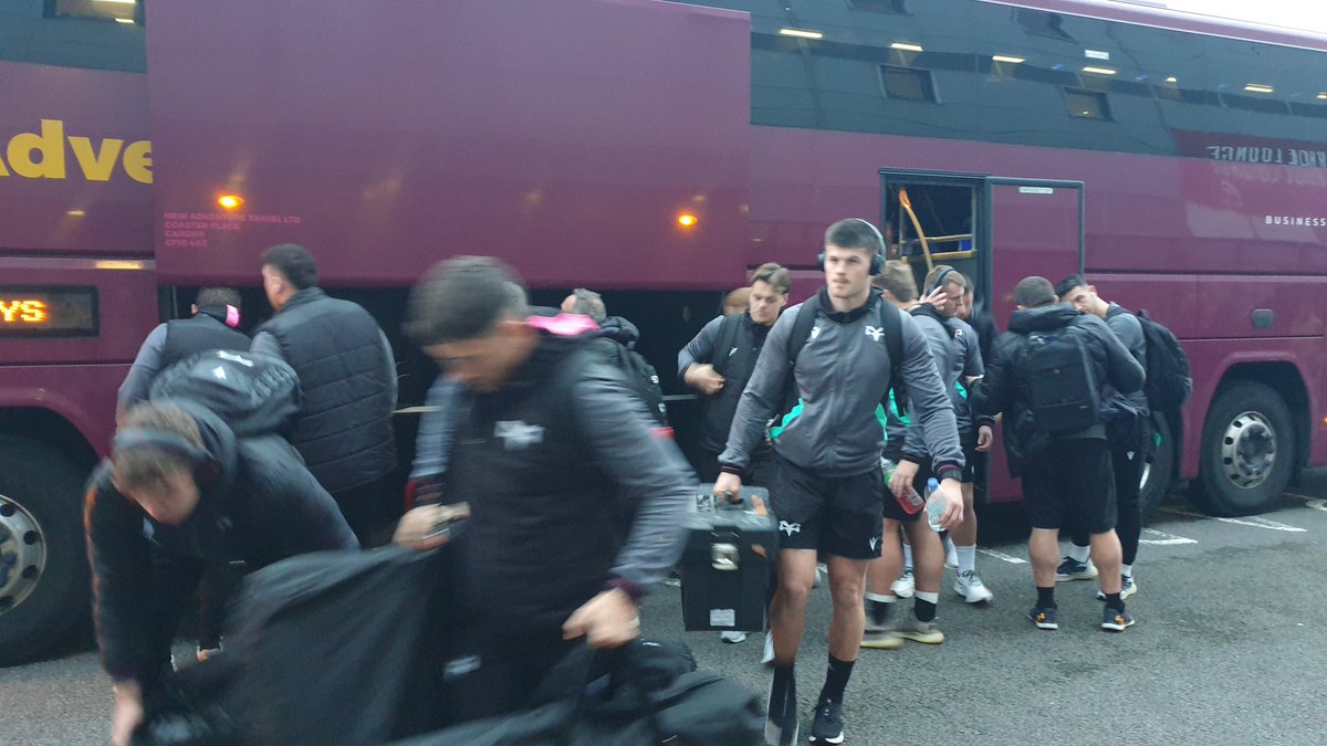 rich_corless's tweet photo. Rubbish shots of the team arriving at the ground @ospreys #DerbyDay #Ospreys #TurkeyStuffing https://t.co/OzzG0AmPgP