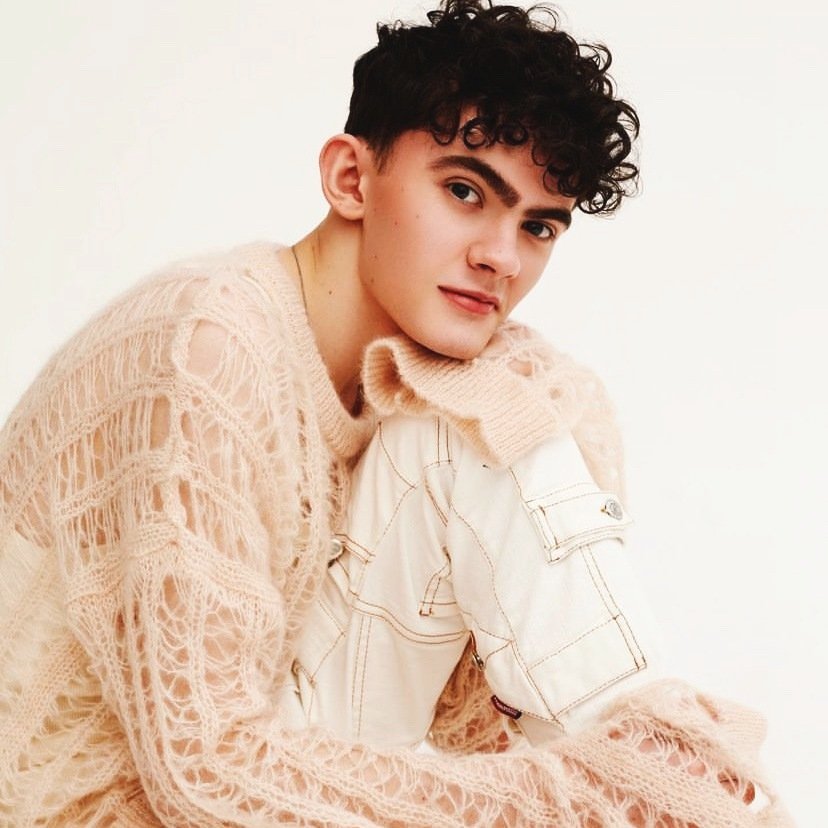 LastHxpeRol_'s tweet image. 𝐒𝐄 𝐁𝐔𝐒𝐂𝐀 𝐒𝐔𝐏𝐄𝐑𝐕𝐈𝐕𝐈𝐄𝐍𝐓𝐄 :
↳ Trama con @soncfthecity.

     └ ┋Pierre.
     └ ┋Zona de Cuarentena 1 ; Facción: Médicos (aprendiz).
     └ ┋Beso regenerativo: capacidad de sanación de heridas al besar.
     └ ┋FC: Joe Locke.