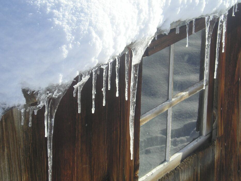 BoulderCountyOS's tweet photo. Icicles form with little bumps about 1cm apart. Scientists aren’t sure what makes these bumps, but know it is linked with impurities in the water. Distilled water can form bump-less icicles. The more impurities, the bigger the bumps. #BoCoParks https://t.co/S9BuZbO4Zo