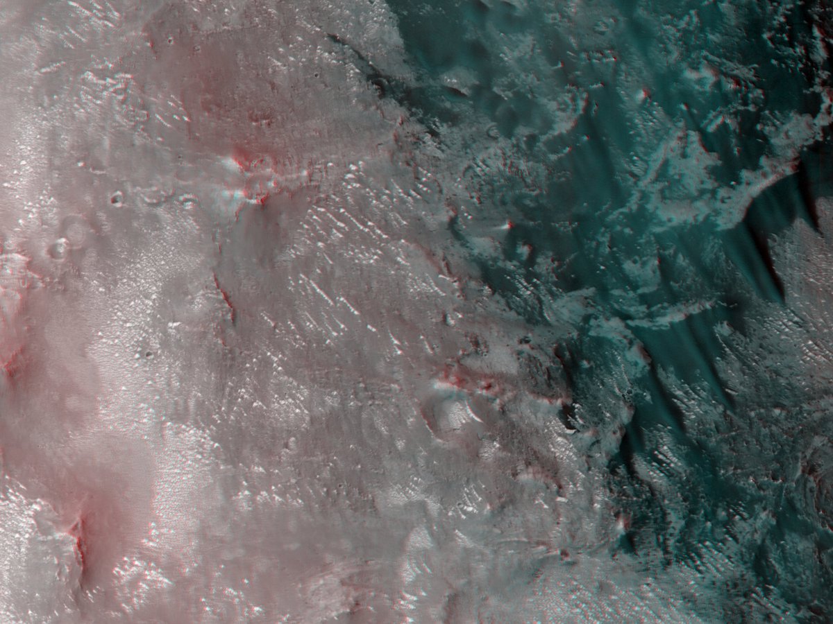 HiRISE 3D: Dunes in 3D These dunes are also visible in MOC images. uahirise.org/anaglyph/ESP_0… NASA/JPL-Caltech/UArizona #Mars #science #3D #geology