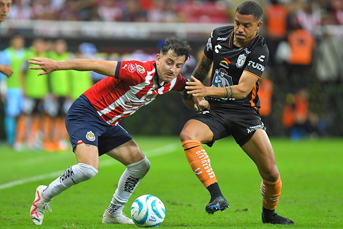 LigaBBVAMX's tweet photo. Sabías que...🧐 

El jugador que más uno a uno exitosos tuvo fue @alan_mozo51 de @Chivas 🔴⚪️

¿En cuántos mano a mano triunfó? Acá te lo decimos. 👇
https://t.co/O1c60WaquE https://t.co/7Bpx4v4ZH2