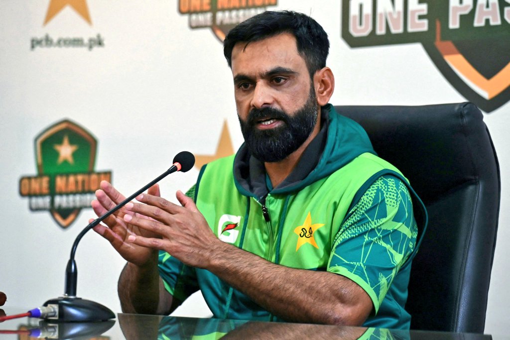 mozzz2082's tweet photo. Mohammad Hafeez has given warning to Pakistan players. Players who appear lazy/lethargic in the field and those who don't seem to be giving their 100% on ground will be fined 500 USD. Most players are apparently unhappy with these restrictions 👀

- via Qadir Khawaja #AUSvPAK https://t.co/JIHUY0H1Io