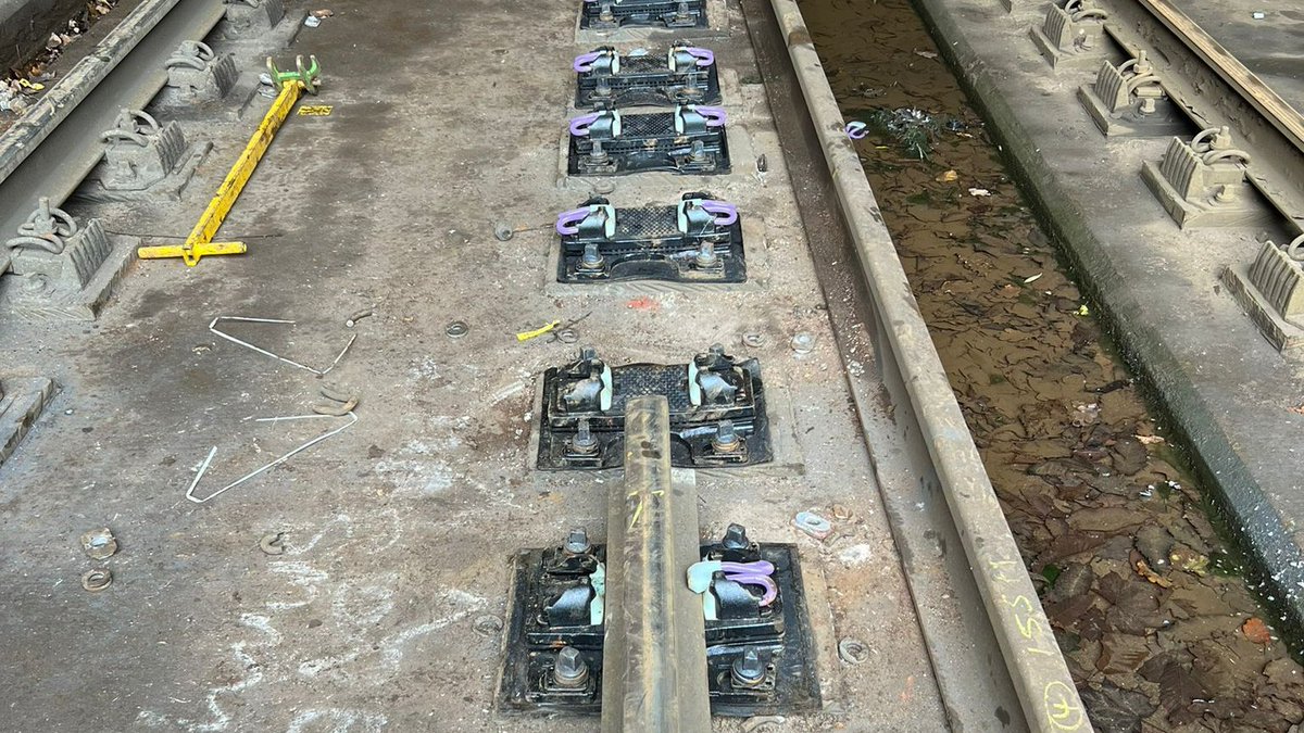 NetworkRailAng's tweet photo. Photos from Ipswich tunnel

Over Xmas Day and Boxing Day we've been replacing 300 metres of old rail and 392 baseplates, which hold the rail

We use special techniques for working in a tunnel

This project will help maintain reliability on @greateranglia

#ChristmasRailWorks https://t.co/m7GyakiPfk