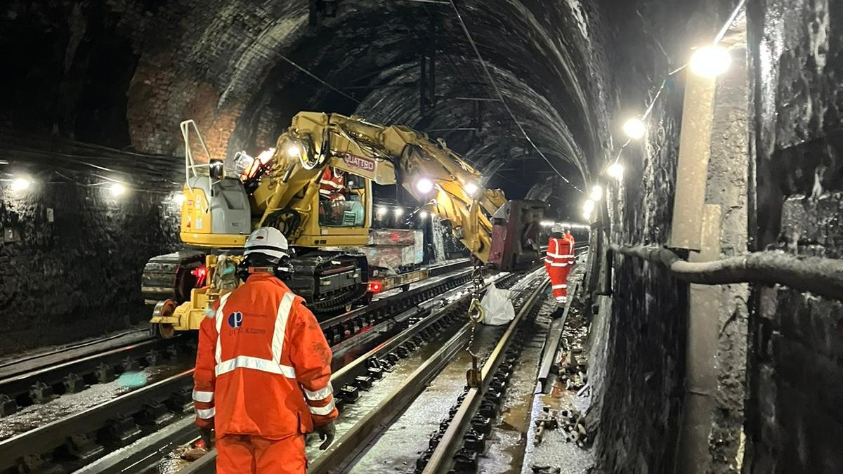 NetworkRailAng's tweet photo. Photos from Ipswich tunnel

Over Xmas Day and Boxing Day we've been replacing 300 metres of old rail and 392 baseplates, which hold the rail

We use special techniques for working in a tunnel

This project will help maintain reliability on @greateranglia

#ChristmasRailWorks https://t.co/m7GyakiPfk
